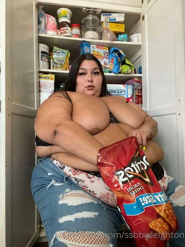 Tits n snacks🤭