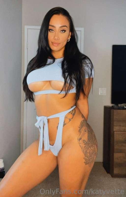 Giving you a lil under boob action 😘