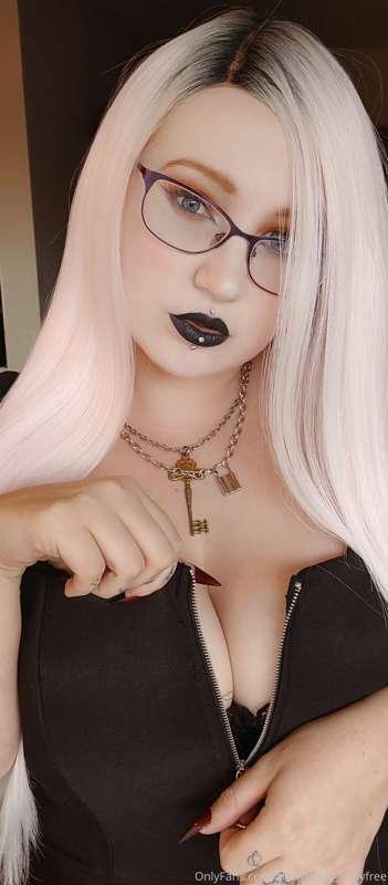 Im just a zipper away 💜