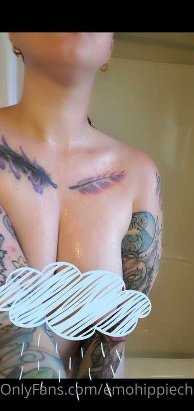 Uncensored, post-showery goodness on my premium page btw 😘

..