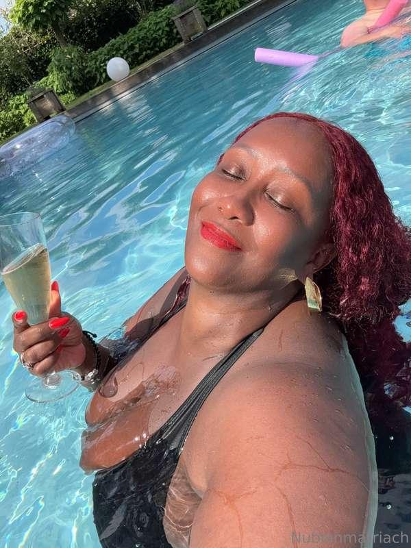 Pool day 🥰💅🏿