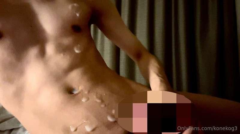 Full-size 【Japanese boy】Cumshot on the bed in a business hot..