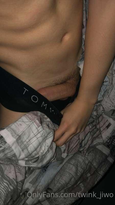 Lazy Sunday, the way I like it best 😈. Jerking off in bed an..