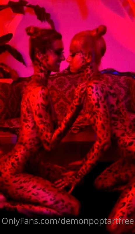 happy New Years from this smol kitty and my love @kittenwith..