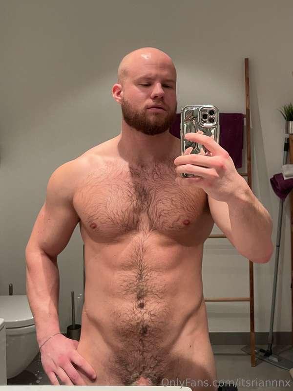 Fresh out of the shower 🚿💦 Could you please soap me up next ..