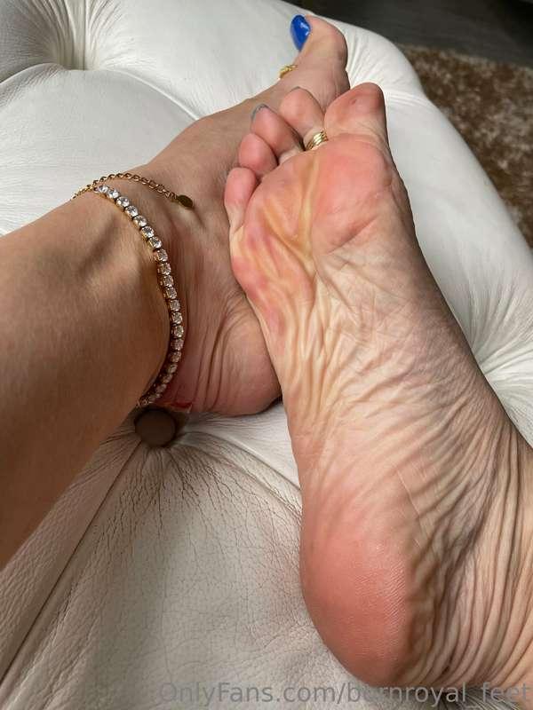 I want your cream on my sole. Stroke your cock and give it t..