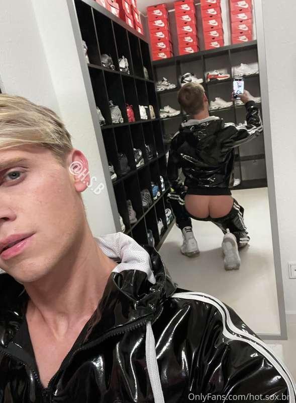 Do you like the suit 😈? 🍑