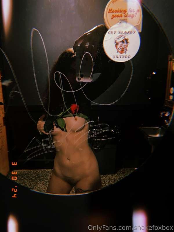 Of course I get given roses at the bar 🌹