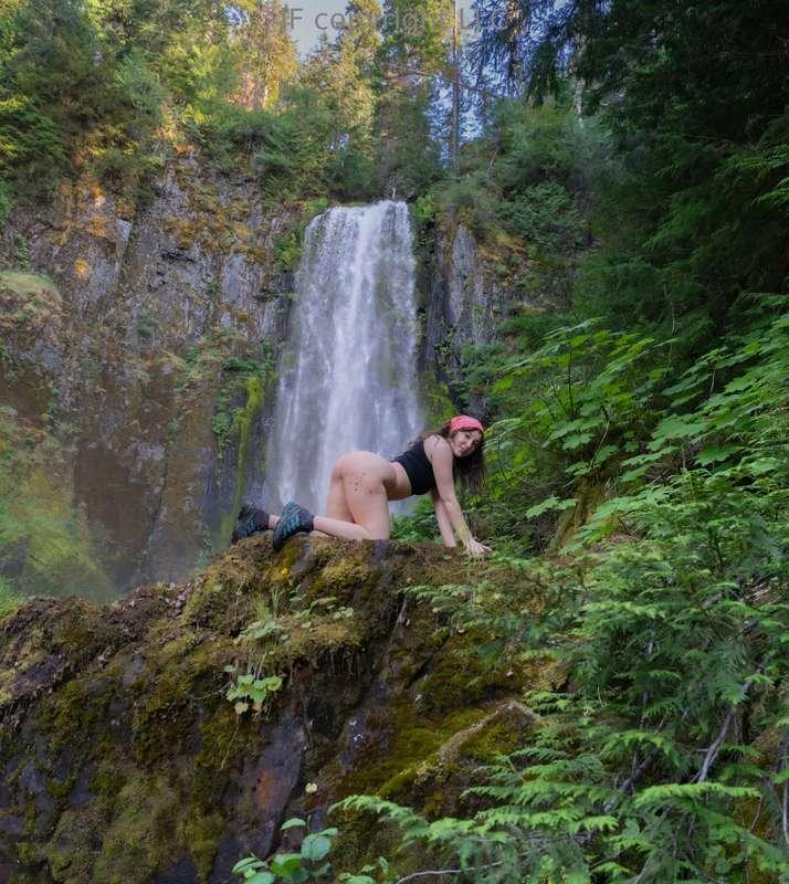 I know how we could spend our hike 🌿 💦 😇