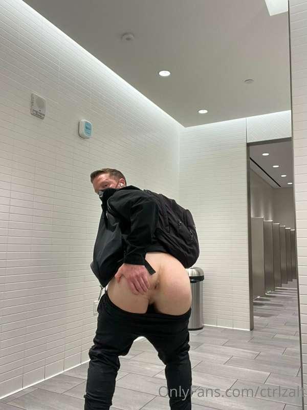 I was out shopping and Sir told me to send him a pussy pictu..