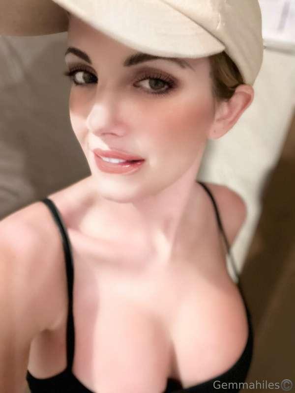 IT'S TEASING TUESDAY!!! 😏 Tip $10 for a custom photo of your..