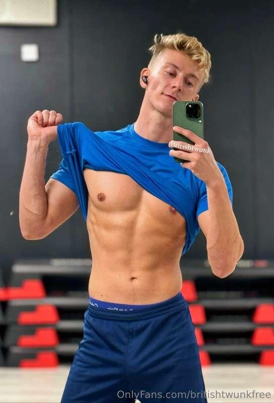 I so wish I had a hung gym buddy I could blow in the showers..
