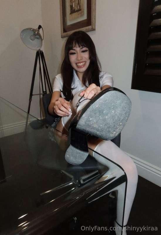 Show of hands, who'd like to be under these shoes? 🙋‍♀️ Ngl,..