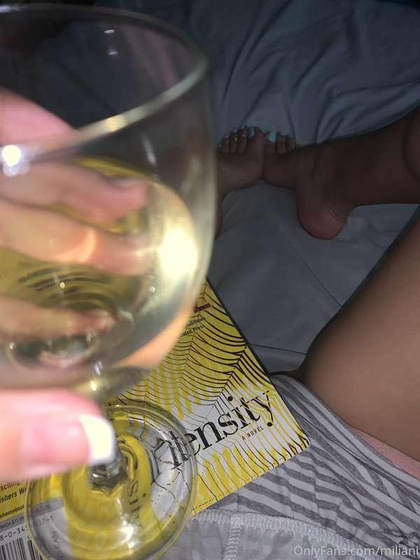 wine, feet & a good book 😌 feeling great 🙌🏽