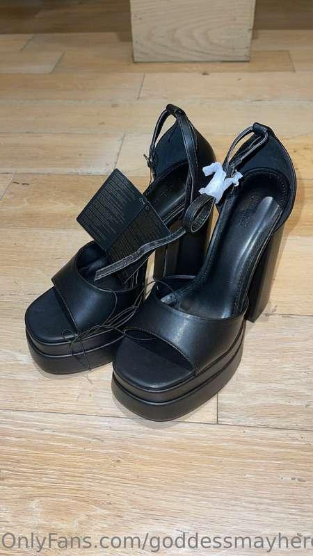 ✨ Mommas Getting A New Pair Of Shoes $40 Cover It $50 To See..