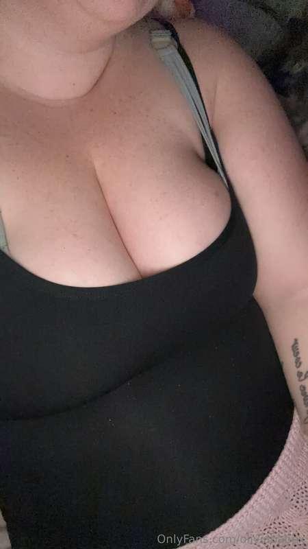 I love my natural tits 😍 comment below if you do too!