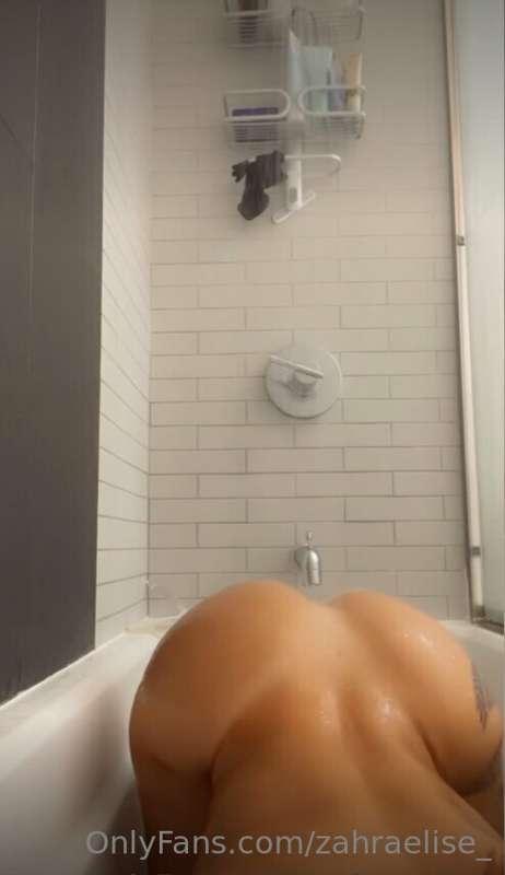This is the best view in the shower. DM me for more wet pics..