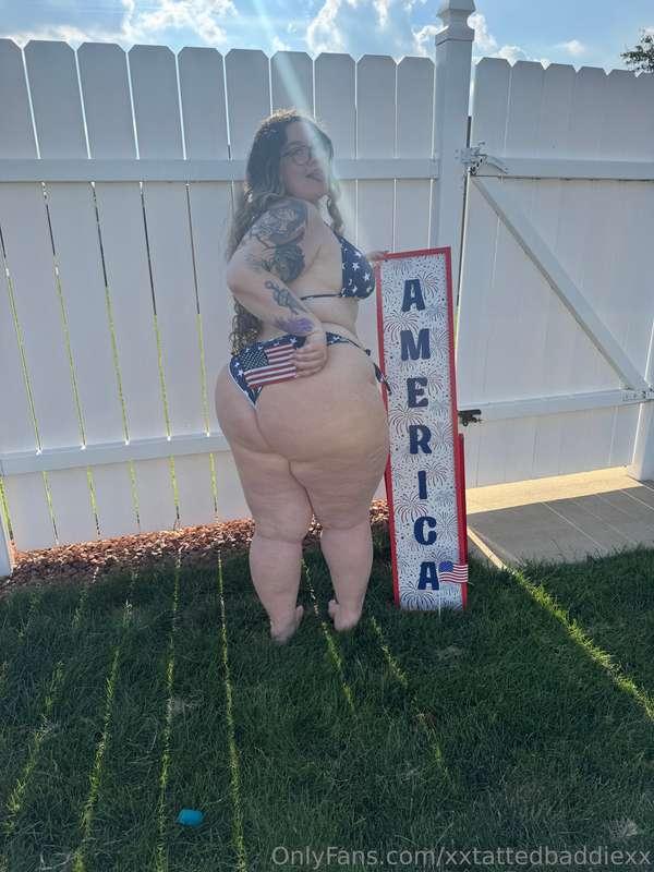 Stars, stripes, & this ass out 💦 Swipe left for more 😋