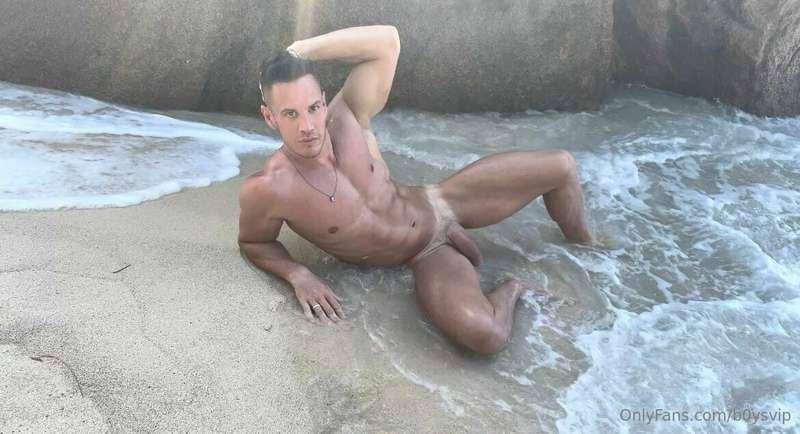 🇺🇸 If there's one thing I love to do at the beach, it's hide..