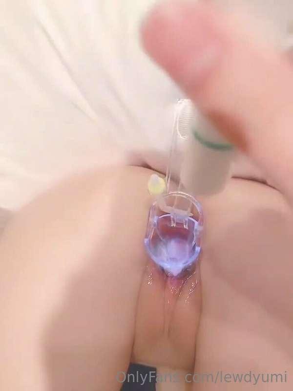 給主人檢查一下母狗的小狗穴 水都要流出來了🥺 好想要被肉棒堵起來