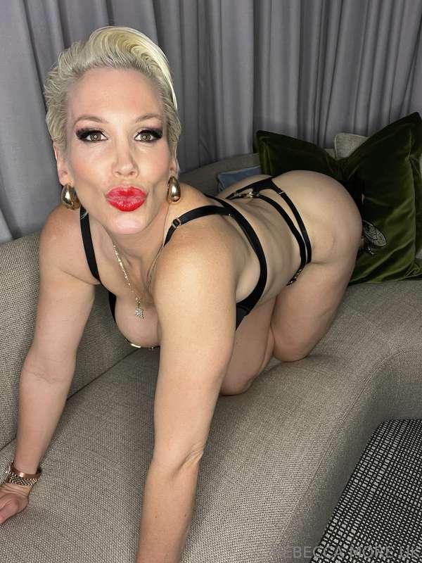 Slutty kiss for a start 💋