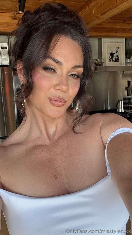 No secrets. Just me, a crystal toy, and the wettest orgasm y..
