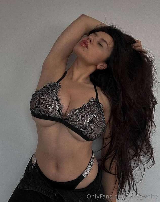 Lustful doll @ksenia_leoni WITH A CREAMY PUSSY🍦💘Text her @ks..