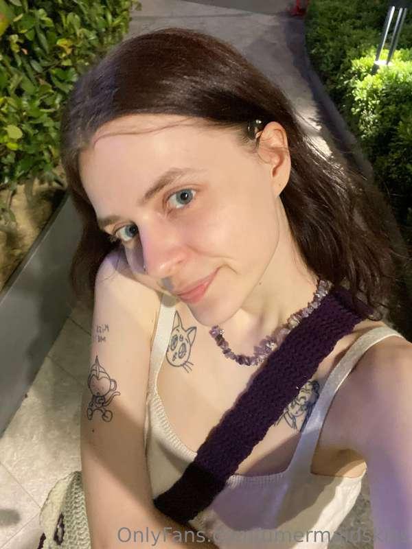 just me and beautiful cat i saw today on my walk! 🤍💜🐱