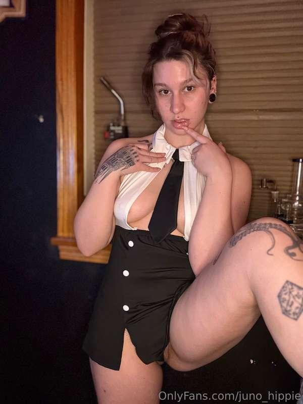Would u fuck this little slut on office hours❓👀 