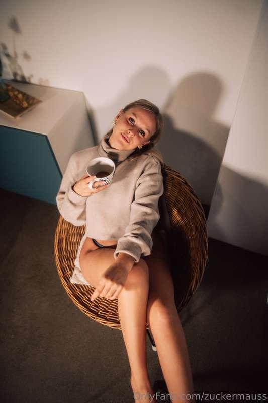 Ein Schluck Kaffee damit du gleich mehr Energie hast?😈🥵