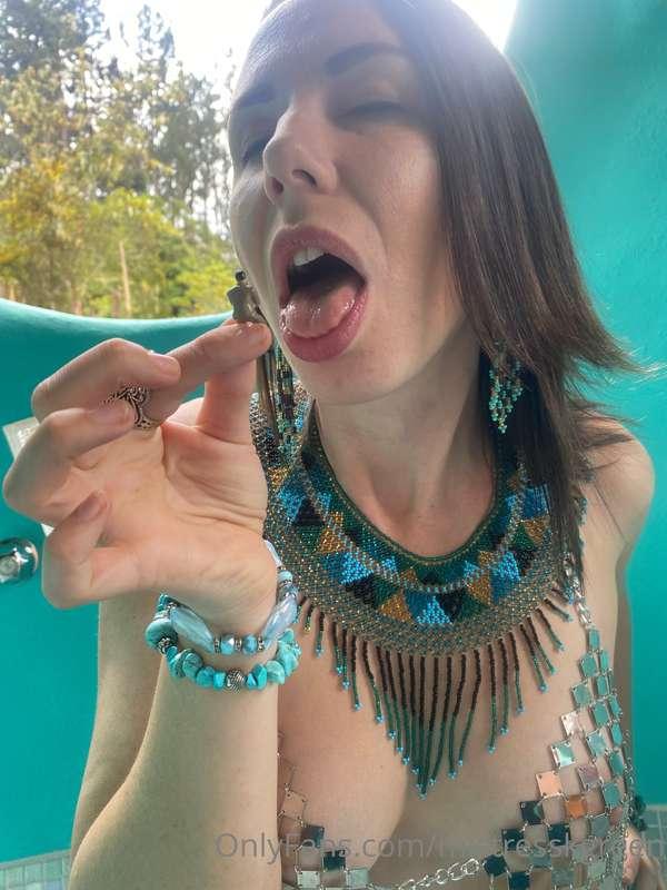 Mermaid giantess photoset 😈 yum yum tiny man. Clip releases ..