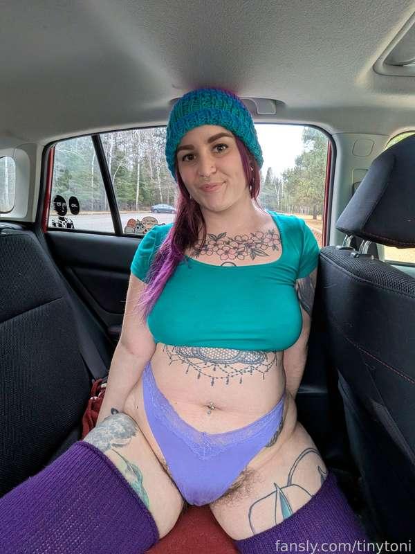 Y'know theres enough space for two of us in the back seat 😇 might be a tight fit but you don't mind, right? 😋

#car #public #publicplay #flashing #thong #thighhighs #socks #hairypussy #bush