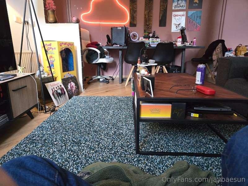 It's very lonely here on the couch > <^ I want to know how y..