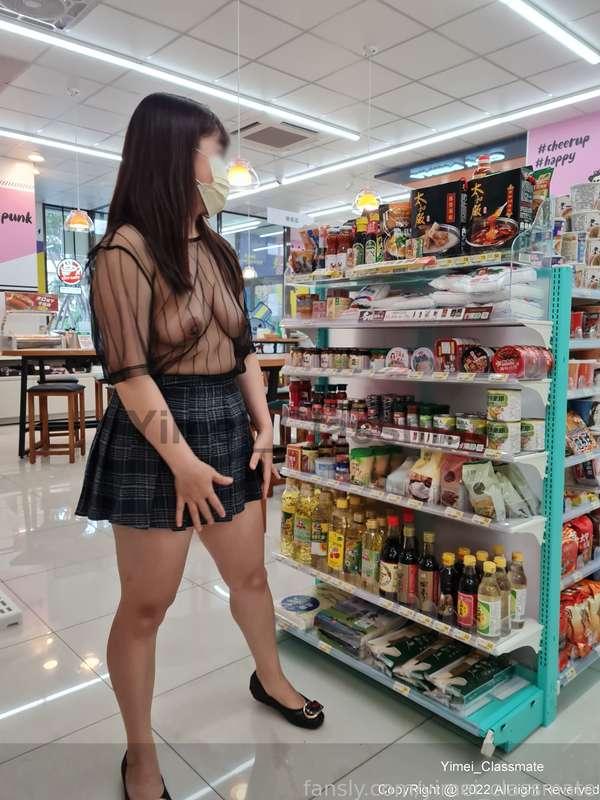 On the weekend, show my fans that I take off my windbreaker and go to 7-11~
Suddenly a man came in... Shocked 😂😂

周末給粉絲們看我脫掉風衣逛小7囉~
忽然有個男人進來....嚇了一跳呢😂😂