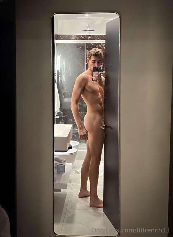 Just got out of the shower… Who wants to help me dry off?🇫🇷 ..