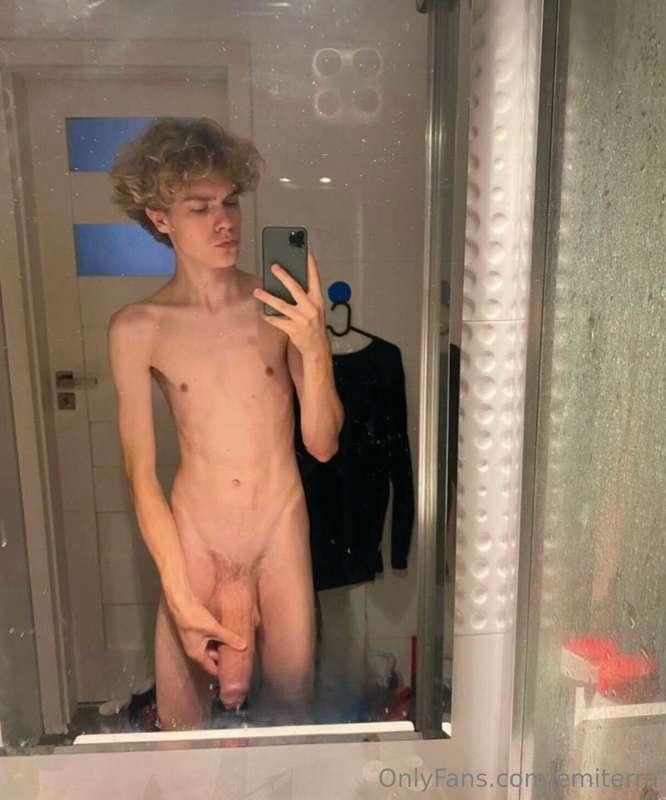 😍 Just look at this🤤He Has The He Has The BIGGEST TWINK COCK..