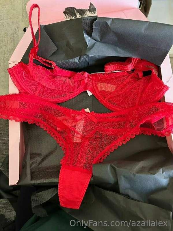 Look what I just got for valentines day 😏