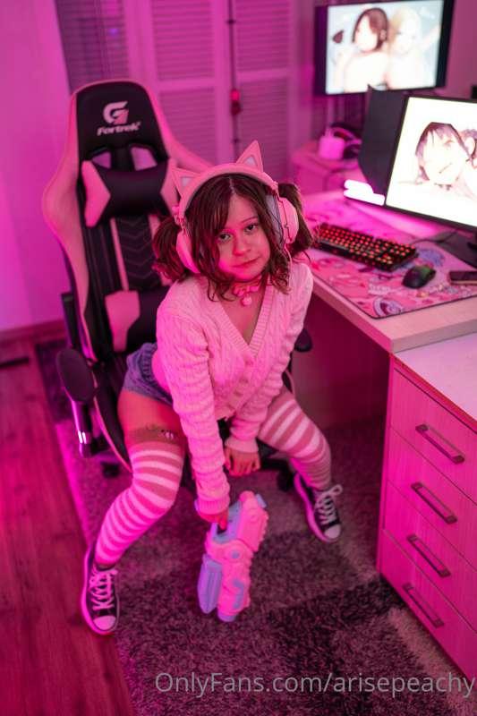 Hey, this gamer girl is calling u to fuck her 🥺