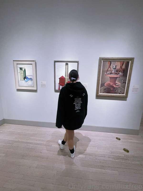 Y’all look at me at the art museum, I love my oversized hood..