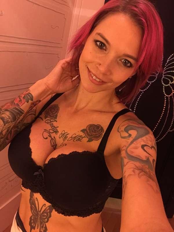 Im at VS trying on bras today... wanna see?