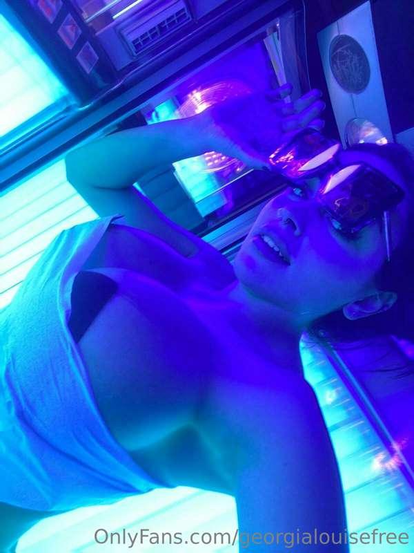 Improvised with the covers🤓 who likes tan lines😜😇