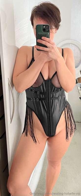Trying on outfits takes a lot of effort 😂