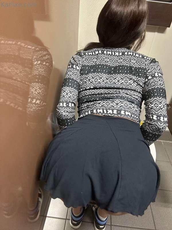 swipe to pull my skirt up 😋😳