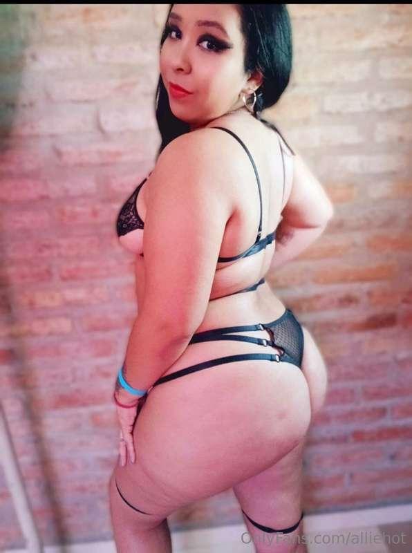 😈😈🔥She is my big ass Latina friend who wants to play with yo..