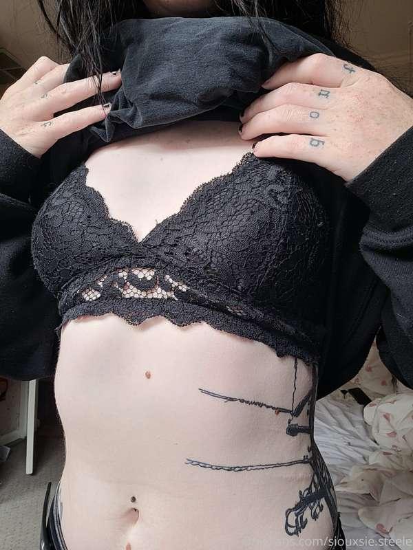 swipe for a reveal 😘
do u like the bra lines on my skin?