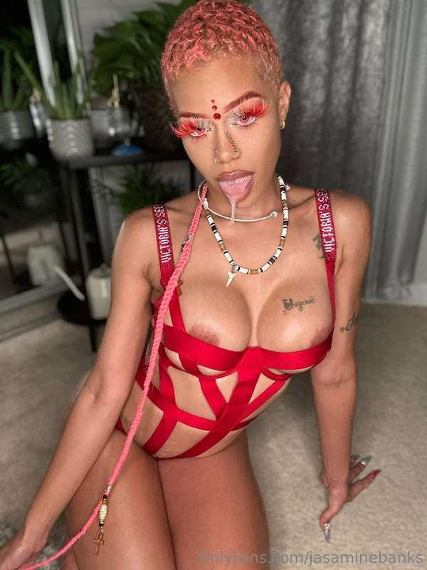 feeling naughty. wanna play with me? 💋