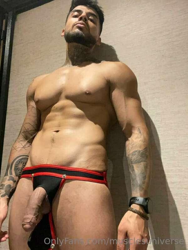 Colombian gogoboy @sebascastle25 dances full naked and he li..