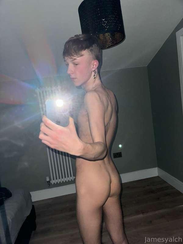 **New mirror selfie 🤳🍑**