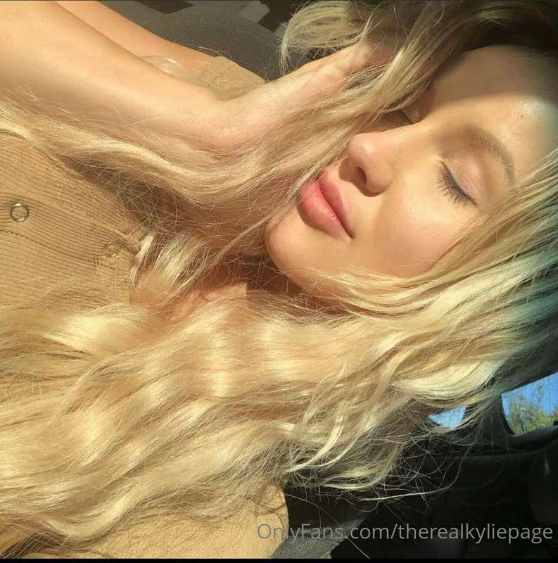 Babe I woke up horny and i need you.💋 dm me to play