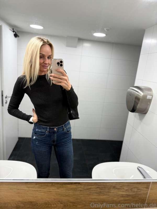 Ich probiere gerade neue Outfits aus 👗✨ Bin mir aber so unsi..